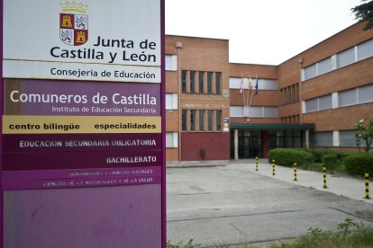 Los institutos, tan llenos de vida durante el curso escolar, están ahora vacíos esperando tiempos mejores. En la imagen, el Comuneros de Castilla. ISRAEL L. MURILLO