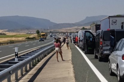 Vehículos atrapados en la AP-1 por el corte del túnel de Pancorbo por un accidente. ECB