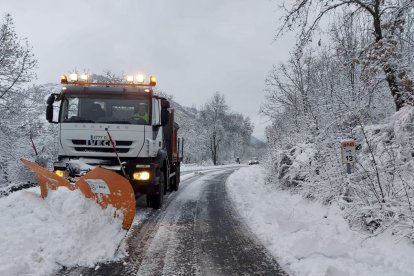 Quitanieve del dispositivo de vialidad invernal de la Diputación de Ávila trabajando en Navalacruz. -ICAL