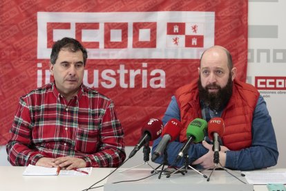 El secretario de Organización de CCOO Industria en Castilla y León, Juan Manuel Ramos, y el provincial, Ángel Manuel Santos, comparecen para informar sobre una sentencia del Tribunal Supremo sobre Embutidos Rodríguez.- ICAL