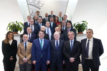 El presidente de la Junta, Alfonso Fernández Mañueco, posa junto a los miembros del Consejo de Cámaras de Comercio de Castilla y León.- ICAL