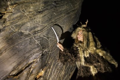 Una de las actrices muestra uno de los grabados paleolíticos de Siega Verde.- ICAL