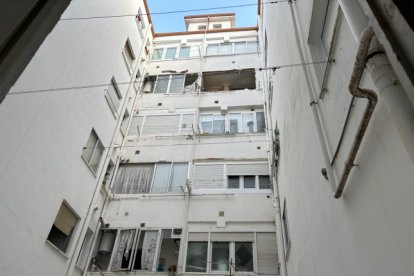 Estado en el que quedó la ventana tras la explosión de la bomba de butano. E.M.