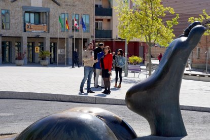 El secretario general del PSOE de Castilla y León, Luis Tudanca, junto a la alcaldesa de La Cistérniga (Valladolid), Patricia González. ICAL