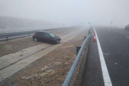 Imagen de un coche accidentado entre la niebla por culpa de las placas de hielo. / ICAL