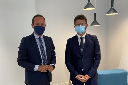 El secretario general de la Federación de Castilla y León de Fútbol, Francisco Menéndez, y el director comercial de CaizaBank en Castilla y León, Juan Ignacio Domínguez.- EM
