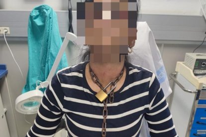 Mujer encadenada, en el momento de ser atendida en el Hospital de Miranda.-E. M.