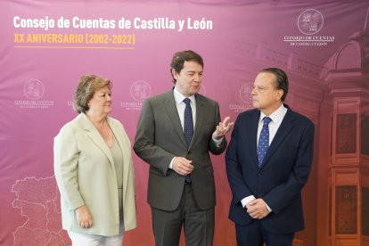 La presidenta del Tribunal de Cuentas, Enriqueta Chicano, el presidente de la Junta, Alfonso Fernández Mañueco y el presidente del Consejo de Cuentas, Mario Amilivia. Ical