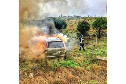 Accidente de tráfico en la Av-503, en Tornadizos (Ávila) en el que una persona resultó herida. - BOMBEROS DE ÁVILA