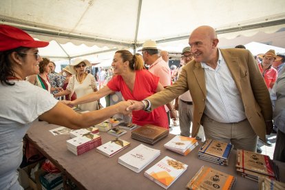 El consejero de la Presidencia, Jesús Julio Carnero y la delegada de Gobierno de Castilla y León, Virginia Barcones en la inauguración de la II Feria Rural de La Raya. - ICAL