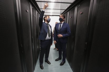 El consejero de Fomento y Medio Ambiente en funciones, Juan Carlos Suárez-Quiñones, visita el nuevo centro de procesamiento de datos de la Fundación Centro de Supercomputación de Castilla y León (Scayle). Junto a él, el director del centro, Vicente Matellán. ICAL