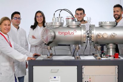 Miembros del equipo en el laboratorio de la USAL. ENRIQUE CARRASCAL