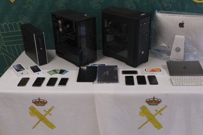 La delegada de gobierno en Castilla y León, Virginia Barcones junto al general de División Luis del Castillo y el coronel Pedro Merino ofrecen una rueda de prensa para hablar de los detalles de una operación contra la ciber delincuencia. -ICAL