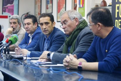 Responsables de UGT, CCOO y UPL comparecen para hablar sobre la propuesta de la Mesa por el Futuro de León. En la imagen (IaD) el secretario provincial de CCOO, Xosepe Vega; el secretario general de la UPL, Luis Mariano Santos; el secretario de CCOO en Castilla y León, Vicente Andrés; el vicesecretario de UGT en Castilla y León, Evelio Angulo y el secretario provincial de UGT, Enrique Reguero. - ICAL