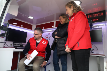 La consejera de Familia e Igualdad de Oportunidades, Isabel Blanco; junto a la presidenta de Cruz Roja Castilla y León, Rosa Urbón (D), atiende a las explicaciones del Técnico autonómico de Socorros y Emergencias, Víctor Segura, en la presentación de los vehículos adaptados y eléctricos para la atención en el medio rural. Brágimo/Ical