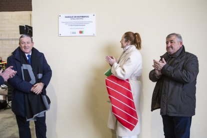 El presidente de la Diputación de Zamora, Javier Faúndez, inaugura el nuevo parque de bomberos junto a la directora general de la Agencia de Protección Civil y Emergencias de la Consejería de Medio
Ambiente, Vivienda y Ordenación del Territorio, Irene Cortes Calvo - ICAL