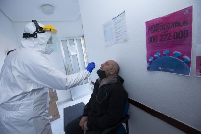 La Gerencia de Asistencia Sanitaria del Bierzo desarrolla test masivos de antígenos de Coronavirus. / ICAL