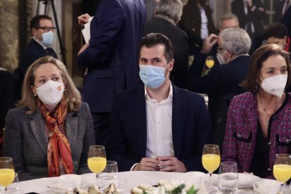 El secretario del partido socialista en Castilla y León, Luis Tudanca junto a las ministras de economía, Nadia Calvino y de turismo, Reyes Maroto. ICAL