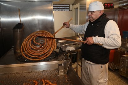 Jaime Rubio prepara churros en la Churrería Jardinillos dentro del parque del mismo nombre en Palencia. -ICAL