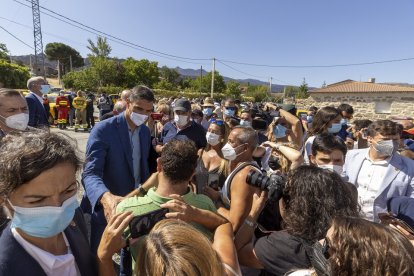 El presidente del Gobierno, Pedro Sánchez, visita las zonas afectadas por el incendio en la provincia de Ávila, que ha arrasado más de 22.000 hectáreas, y realiza una declaración institucional al término de la misma. Estuvo acompañado por la vicepresidenta tercera y ministra para la Transición Ecológica y el Reto Demográfico, Teresa Ribera, y por autoridades regionales, provinciales y locales de los municipios afectados. - ICAL