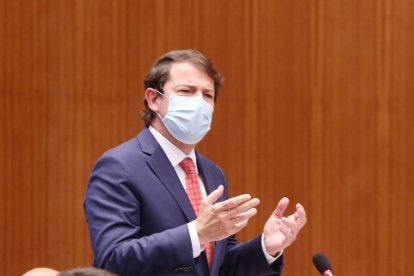 Alfonso Fernández Mañueco, durante su intervención en el Pleno de las Cortes.- ICAL