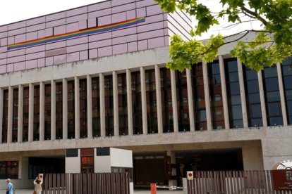 Banderas LGTBI colgadas en las ventanas de los despachos del Grupo Socialista en las Cortes de Castilla y León. -ICAL