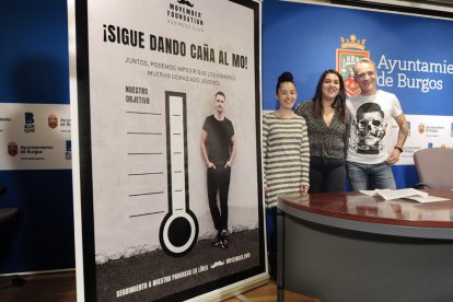 Los representantes de Movember, Tamar Losantos y Jesús Losantos, junto a la concejal, Estrella Paredes. ISRAEL L. MURILLO