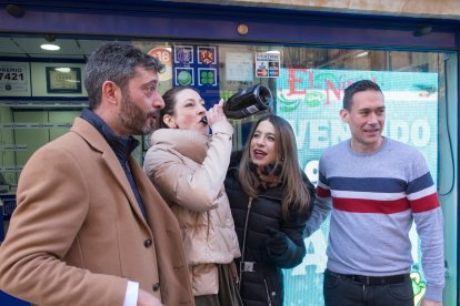 La administración La Ranita de Salamanca reparte décimos del primer premio de la Lotería del Niño.-ICAL