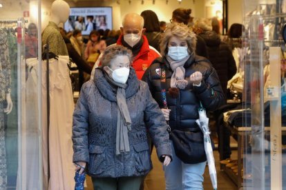 Primer día sin mascarilla obligatoria en Castilla y León. - J.M. LOSTAU