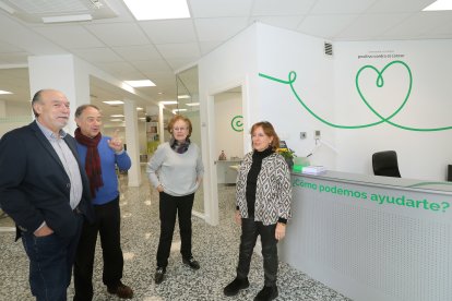 Los miembros de la Junta Provincial de la AECC Paco Ramos, Miguel Ángel Castro, Pilar Cuesta, junto a la presidenta, Rosa María Andrés, en su nueva sede de Palencia - ICAL