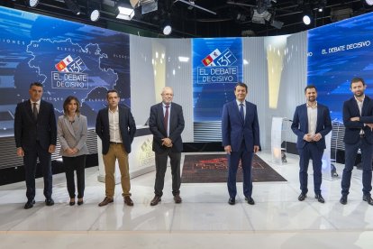 El debate electoral en CyLTV fue seguido por más de 310.000 espectadores. En la imagen, los candidatos de PSOE, PP y Ciudadanos, Luis Tudanca, Alfonso Fernández Mañueco y Francisco Igea, junto a los directores técnicos, Antonio Rodríguez y Mario López Briones, y los moderadores, Antonio Renedo y Alejandra Abad.- ICAL