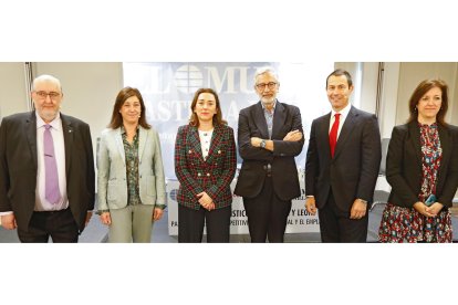 Ramón Vázquez, Nieves Martín,María González Corral, Juan Diego Pedrero, Massimo Marsili y Laura Paredes, ayer en el Club de Prensa sobre el potencial logístico de Castilla y León celebrado en Valladolid. LOSTAU