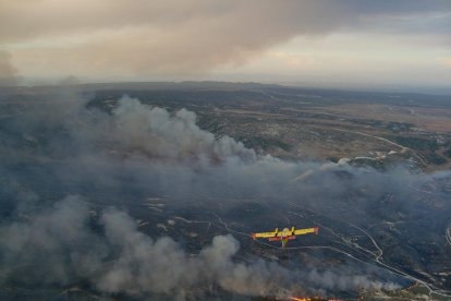 Avioneta sobrevolando un incendio. / E. PRESS