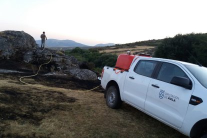 Cuadrillas de la Diputacin de Ávila trabajan para asegurar el perímetro del incendio de Navalacruz y refrescar la zona. - ICAL