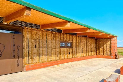 El aula de formación de Bioconstrucción Gomecello promovida por la Casa Escuela Santiago Uno antes de ser destruido por las llamas.- ICAL