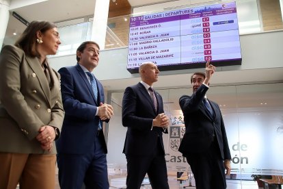 El presidente de la Junta de Castilla y León, Alfonso Fernández Mañueco, visita las obras de remodelación y modernización de la estación de autobuses de León acompañado por el consejero de Medio Ambiente, Juan Carlos Suárez Quiñones y el alcalde, José Antonio Díez.- ICAL