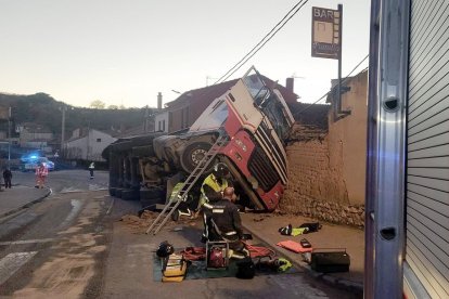 Estado del camión tras el accidente en la BU-130, en Sotillo de la Ribera (Burgos) en el que el conductor resultó herido. -ICAL