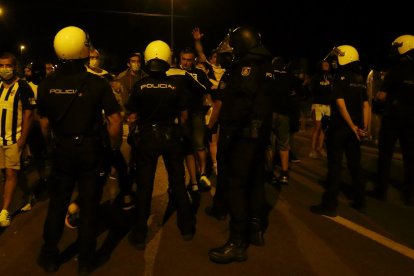 Disturbios durante la madrugada de los trabajadores de LM con los antidisturbios. - ICAL