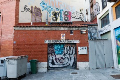 Graffiti en una plaza del centro de Valladolid.- J. M. LOSTAU