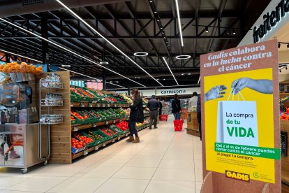 Uno de los anuncios de la campaña solidaria de AECC en los supermercados Gadis. -E.M.