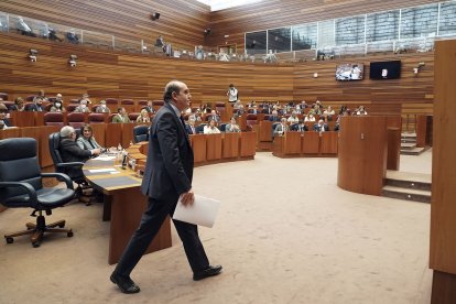 El Comisionado de Transparencia, Tomás Quintana, comparece ante el pleno de las Cortes de Castilla y León.- ICAL