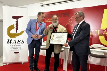 Javier Pérez Andrés recibe el premio de la  la Unión de Asociaciones Españolas de Sumilleres. E.M.