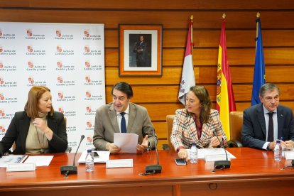 El consejero de Medio Ambiente, Vivienda y Ordenación del Territorio, Juan Carlos Suárez-Quiñones, y la consejera de Movilidad y Transformación Digital, María González Corral, presentan la Campaña de Vialidad Invernal 2023-2024. ICAL