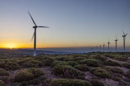 Amanecer desde el parque eólico de Las Navas del Marqués.- Ical