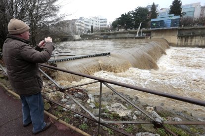 Crecida del río Bernesga a su paso por la capital leonesa. ICAL