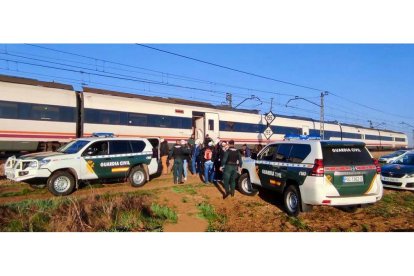 Un avería en la catenaria obliga a trasladar en autobús a los 26 pasajeros del trayecto León-Madrid a la altura de El Burgo Ranero. - ICAL