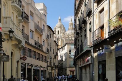 Calle Juan Bravo de Segovia, donde se ha producido la explosión, en una imagen de archivo.-E. M.