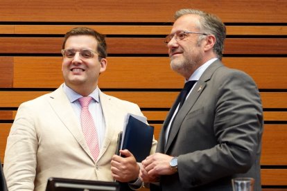 El letrado mayor de las Cortes, Marcos Herrero, y el presidente del Parlamento, Carlos Pollán, durante un pleno.- ICAL