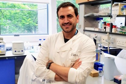 Isaac Francos, en el laboratorio donde trabaja en Londres. EL MUNDO