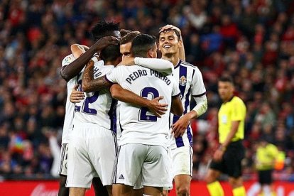 Jugadores blanquivioleta celebran el autogol de Íñigo Martínez. PHOTO-DEPORTE